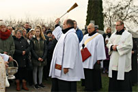 Parafia p.w. Boego Ciaa w omy -
						  Uroczysto Wszystkich witych, procesja na cmentarz - 2015.11.01