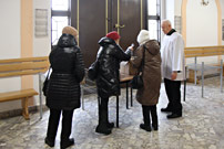 Zbi�rka �ywno�ci i chemii domowej przez Grup� Ratownicz� Nadzieja i parafialny zesp� Caritas