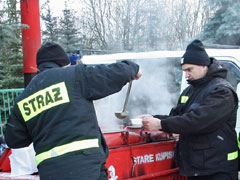 Przemarznici pielgrzymi posilaj si gorc grochwk