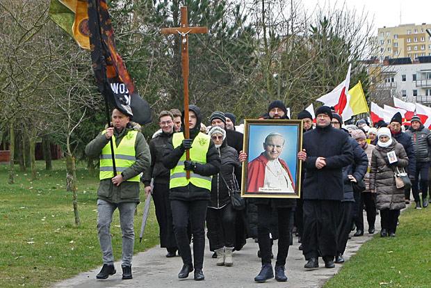 Parafia p.w. Boego Ciaa w omy - Procesja w ramach oglnopolskiej akcji Marszu Papieskiego