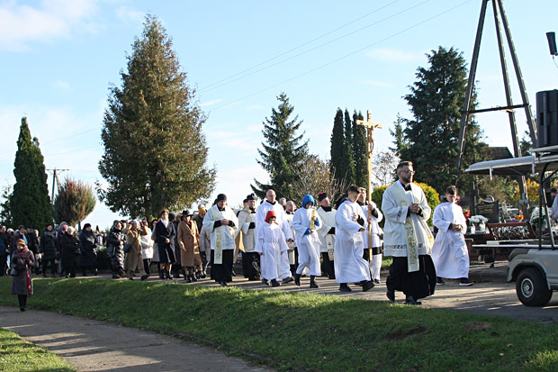 Parafia p.w. Boego Ciaa w omy - Uroczysto Wszystkich witych, procesja na cmentarz - 2023.11.01