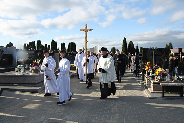 Parafia p.w. Boego Ciaa w omy - Uroczysto Wszystkich witych, procesja na cmentarz - 2023.11.01