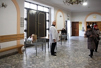 Zbi�rka �ywno�ci i chemii domowej przez Grup� Ratownicz� Nadzieja i parafialny zesp� Caritas