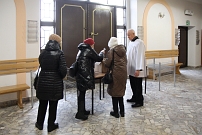 Zbi�rka �ywno�ci i chemii domowej przez Grup� Ratownicz� Nadzieja i parafialny zesp� Caritas